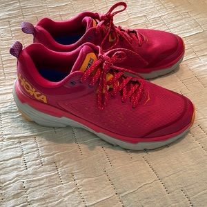 Fuchsia Hokas